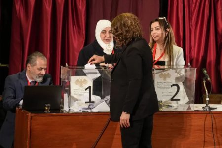 مفارقة الانتخابات السورية: حضور نسائي ۵۰% في الصناديق.. وغیاب تام في المقاعد البرلمانیة