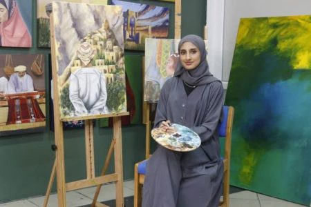 معلمات وفنانات عُمانيات يدمجن الفن التشكيلي والهوية الوطنية في تجربة تعليمية فريدة