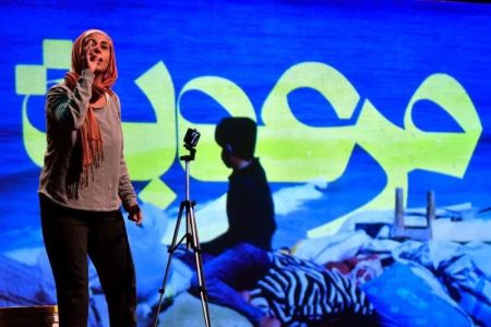 من مسرح الحرب إلى خشبة المسرح: فلسطينية ولبنانية ناجيتان من الحرب