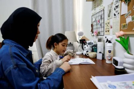 سرّ الصحة النفسية في الكِبَر يبدأ من الطفولة: كيف تحدِّد العلاقة مع الأم أسلوب التعلق لدينا؟