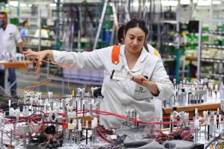 كفاءة المرأة التونسية تقود القطاع الصناعي: أرقام وإنجازات لا تُنكر