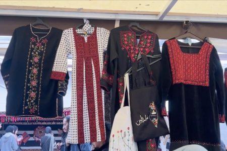 نساء غزة ينسجن الصمود بالأمل والخبز في أول فعالية اقتصادية بعد الحرب