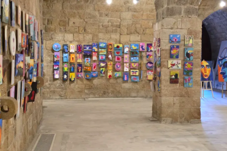 معرض “لبنان بالألوان”: أطفال لبنان يحولون مشاهد الحرب والدمار إلى لوحات فنية تنبض بالأمل والحياة