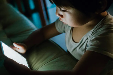 جدل في ماليزيا: حظر استخدام منصات التواصل الاجتماعي لمن هم دون ۱۶ عاماً