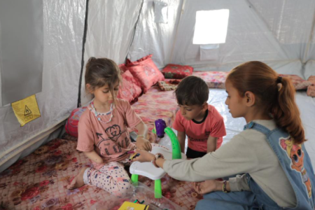 المعيلات الصغيرات في غزة.. مراهقات يحملن أعباء الأسرة وسط الأزمات والحصار