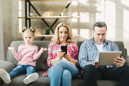 الإدمان العائلي على الشاشات: كيف يهرب الجميع إلى عالم الضوء الأزرق؟