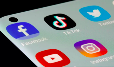 تشريع شيلي: حظر الهواتف الذكية في المدارس الابتدائية والثانوية يبدأ مارس ۲۰۲۵