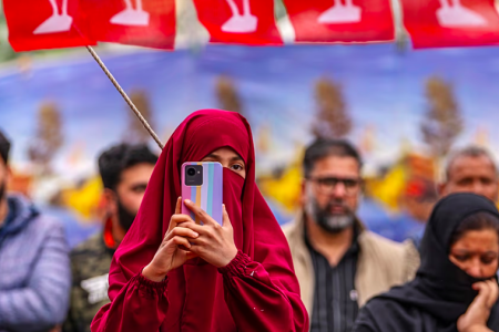 الشباب العرب ومنصات التواصل: بين تحديات الحظر الأسترالي وواقع المنطقة المعقد