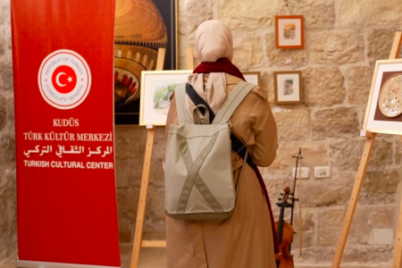 معرض فني تركي في القدس بعنوان “بين الطين والماء” يسلط الضوء على القرى الفلسطينية المهجرة