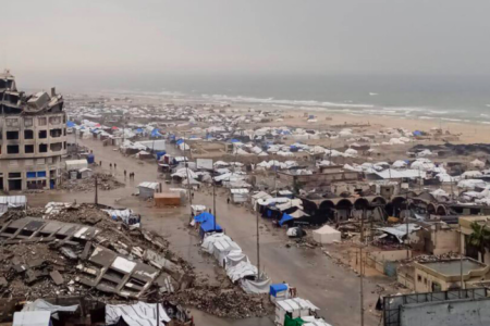 النساء فی غزة فی مواجهة الشتاء… خیام تغرق وأعباء تتضاعف