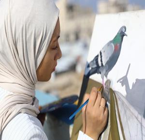 سارة سعدة.. فنانة تُرسل صوت غزة إلى العالم من قلب الخيمة