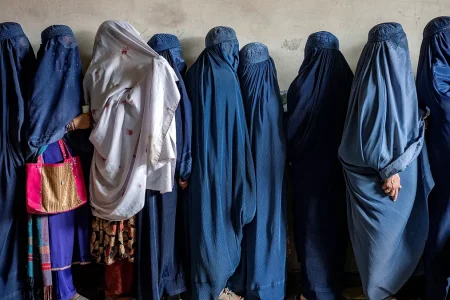التعليم ممنوع والبقاء مستحيل: دوافع الهجرة القسرية للنساء الأفغانيات في ظل القيود الحالية