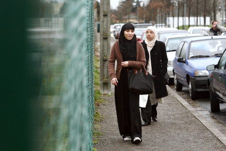 حجاب المراهقات في فرنسا: أين يقف الخط الفاصل بين الحريات الشخصية والعلمانية؟